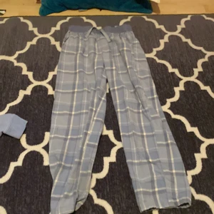 Pyjamasbyxor  - Ljusblå och vita pyjamasbyxor i storlek 170 