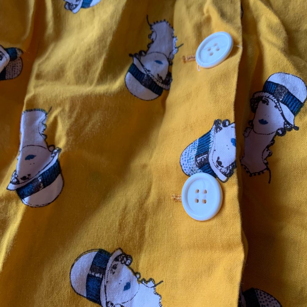 funky yellow vintage style shirt in size XS/S. has a nice pattern and white buttons, with short sleeves and a collar. bought in a vintage store last year but just haven’t gotten around to wearing it so i’m hoping someone can give it a better home 💛 perfect condition and would be lovely for the spring and summer!!💛. Toppar.