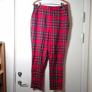 Skotsrutiga byxor - Tunna skotsrutiga byxor med dragkedja och hake🌱