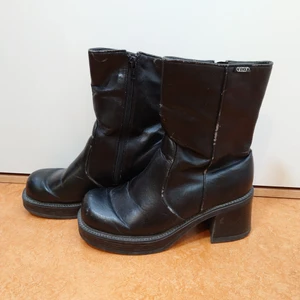 Låga stövlar  - Svarta stövlar med bred klack. Fodrad insida. Lite slitage finns, syns på bilderna🌱