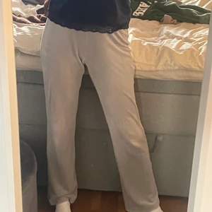 Gråa velourbyxor - Mjukisbyxor från Gina, supersköna!