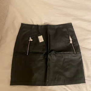 Kjol - En helt ny läder kjol från lager 157! 