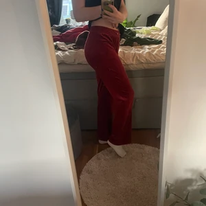 Röda velourbyxor - Röda velourbyxor från gina, supersköna