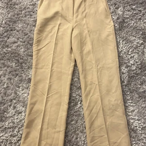Kostymbyxor  - Beiga kostymbyxor från ASOS Strl 38 Aldrig använda, endast testade  Fraktar enbart och köparen står för kostnaden (skickar spårbart med postnord)! Står inte för postens slarv (: