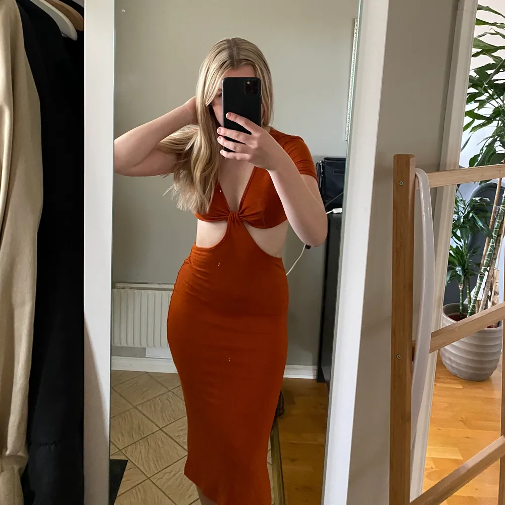 Orange lång klänning med detaljer runt bysten o magen. Tyvärr är den på gränsen till för stor för mig, därav säljer ja den. Jag är 166 cm lång och den är perfekt längd🧡🧡. Klänningar.