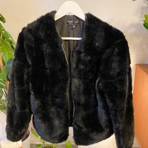Pälsjacka  - En svart fakepälsjacka från Zara, väldigt varm och stora fickor. 