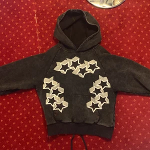 Badson 12 star hoodie  - 9/10 cond, 460gsm så väldigt tjock och varm. croppad. säljer för att den inte riktigt passar längre. 