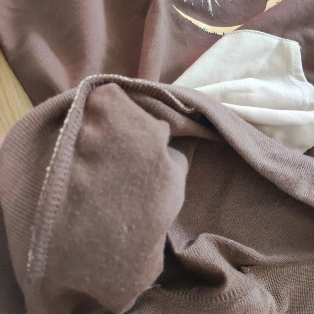 Fin brun hoodie från Shein storlek M (38). Använde knappt så den är i princip ny.. Hoodies.