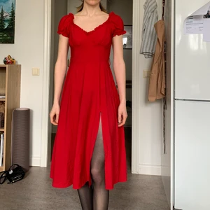 Chloé B x NA-KD klänning - Underbar klänning från Chloé B x NA-KD, i mycket gott skick!! Kan mötas i Uppsala och ibland i Stockholm 