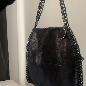 Stella Mccartney inspirerande väska! - Säljer nu denna coola Stella Mccartney inspirerande väskan! Den är aldrig använd och är i ett super fint skick🤎 bara att skriva om det finns några frågor eller för fler bilder🤎