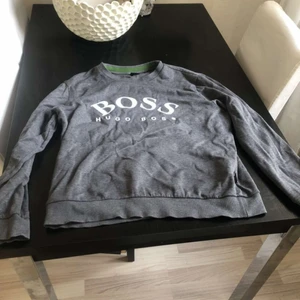 Hugo Boss tröja - Har använt den typ 3 gånger passar inte längre så jag säljer den för bra pris