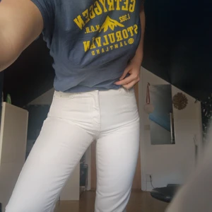 Vita Jeans sorlek 38 - Säljer ett par sr vita jeans som inte passar mig längre då de är för små. De är i storlek 38 och sitter tajt på mig som har storlek 40. 