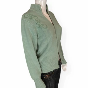 Kofta  - Söt mintgrön kofta. Från märket Deluca, storlek M. 100% bomull.   Mått: Axel till axel 35.5cm, ärmlängd 57cm, armhåla till armhåla 45cm & längd 58cm. Fri spårbar frakt!