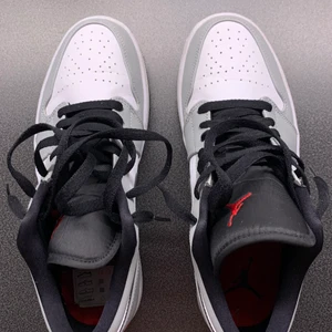 Jordan 1 ”smoke grey” low - Jag säljer dessa nästan oanvända Jordan 1 på grund av att dem aldrig används. Skorna köpte jag på Merch Sweden och kvitto finns på klarna om du vill ha bevis på köp.