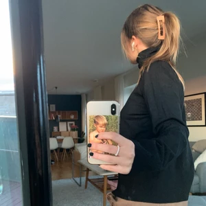 Svart tröja - Säljer denna supersnygga polotröjan som tyvärr inte kommer till användning längre! Den är av jättesjukt material!!! 💞 köparen står för frakten men jag möter även upp i Lund💞