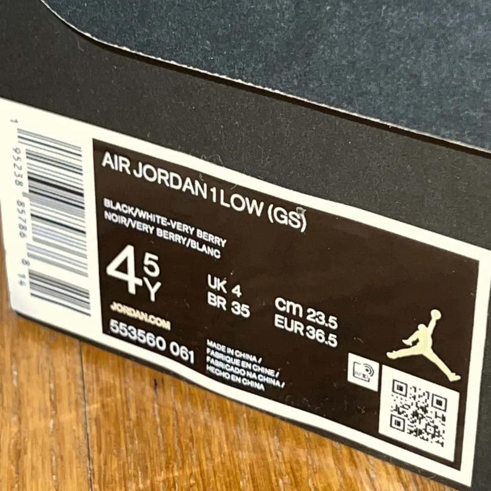 Helt nya & oanvända Jordan 1 Low’s Säljs pga liten storlek EU 36,6  UK 4 Nypris; 1 299 kr Står ej för frakt! Pris kan diskuteras. Skor.
