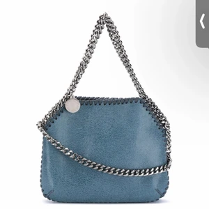 Falabella Mini Shoulder Bag - Äkta Stella McCartney Mini Shoulder Bag i en ljusblå färg. Köpt förra vintern och finns idag inte kvar att köpa på hemsidan. Väldigt unik och skitsnygg sommarväska. Nästan helt oanvänd så i väldigt bra skick. Nypris: 5000 kr. Mitt pris: 2500 kr. Kan även tänka mig att byta. 