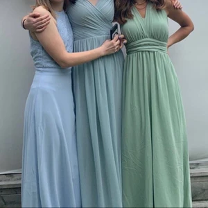 Balklänning  - Säljer nu min fina gröna balklänning som köptes från Bubbleroom för 1300kr. Klänningen är endast använd vid ett tillfälle och uppsydd för mig som är ungefär 164 cm. Axelbanden knyts efter egen preferens. Raka, korsade, one shoulder, snurrade i ryggen m.fl. (Se sista bilden för några exempel.) Storleken är 6UK och jag skulle säga att den sitter som en 34a. 