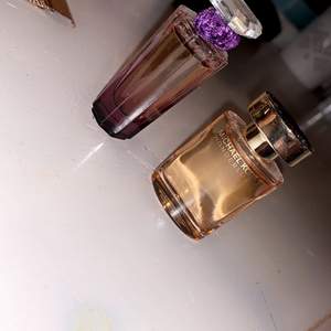 Små parfymer i olika storlekar. MK och Lancome är öppnad o luktad o köpta förra året vid december.(2021).  En parfym kostar 75kr. För båda 130kr!