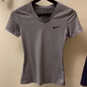 Oanvänd tränings T-shirt från Nike. Endast testad. Säljs pga att den var förliten. Säljs för 120 + frakt nypris 299. Kan tänka mig att gå ner i pris vid en snabb affär. Ifall ni har någon fundering är det bara att höra av sig💓