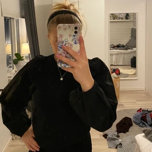 Mega fin topp från Gina tricot🥰 - Så fin topp, storlek xs, den är aldrig använd tyvärr.     Ordinarie pris 599kr