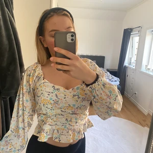 Sommar topp - Säljer en oanvänd topp från Bikbok💕 prislappen sitter på tröjan💕 säljer pågrund av att den inte kommer till använding, bär stolek 38💕