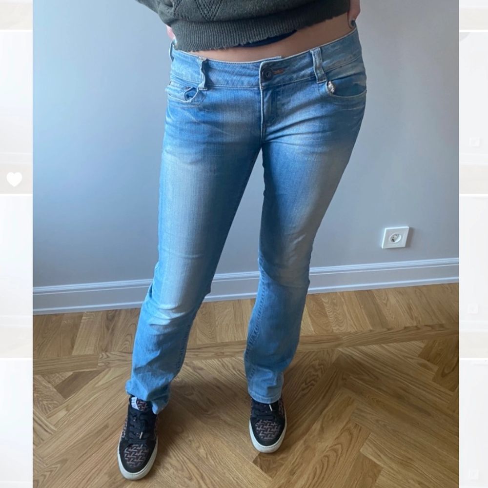 Säljer att par av mina favvo lågmidjadejeans, midjemått 29cm och jag är 174cm. Dem är från only och är verkligen perfekta till våren❤️❤️frakten ingår inte (mina egna bilder, är 174). Jeans & Byxor.