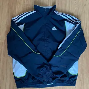 vintage adidas jacka i storlek M, jättefint skick, köparen står för frakt💚