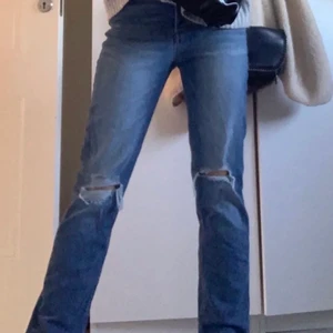 Jeans  - Jeans i superfin blå färg! Från lager 157. Passar mig som brukar ha XS/S 34/36 och går ner till fötter på mig som är 165 cm lång 🥰 hör av dig vid frågor eller intresse 🤩