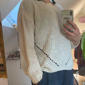 Stickad tröja - Nice stickad tröja med ”hålmönster”. Inte för varm vilket är bra nu när det börjar bli vår. Passar till nästan allt. Köpte på Lager 157 men aldrig använt. Skriv för frågor💋💋