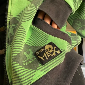 Y2k zip up hoodie  - Cool y2k zip up från barn anvdelningen. Mönster med scaters 