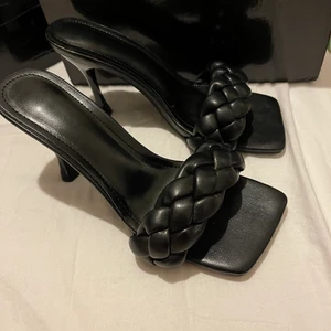 Svarta klackar  - Storlek 36 men passar nog 37 bättre eller en större 36. Min normala storlek är 35 därefter kan jag inte använda dessa. Dom är helt nya