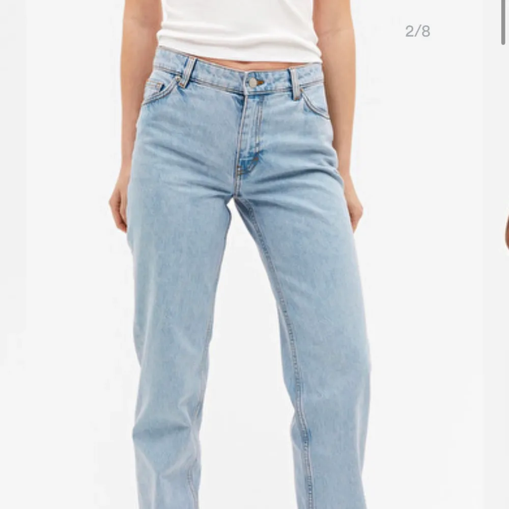 Säljer dessa skitsnygga ljusblåa jeans som är typ mid Waist! Aldrig använda, bara provade, och har aldrig kommit till användning:(. Jeans & Byxor.