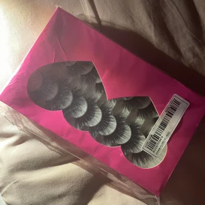 lösögonsfransar 8 st - jag säljer lösögonfransar 8 st i förpacklingen, jag beställde fel fransar och väljer att sälja dom,  dom är helt nya oanvänfa oöppnade . kommer inte till anväåning tyvärr och väljer att sälja dom, frakt står köpare för själv. kan mötas upp och även posta dom. kan diskutera pris vid snabb affär. så säljer 65 kr plus frakt