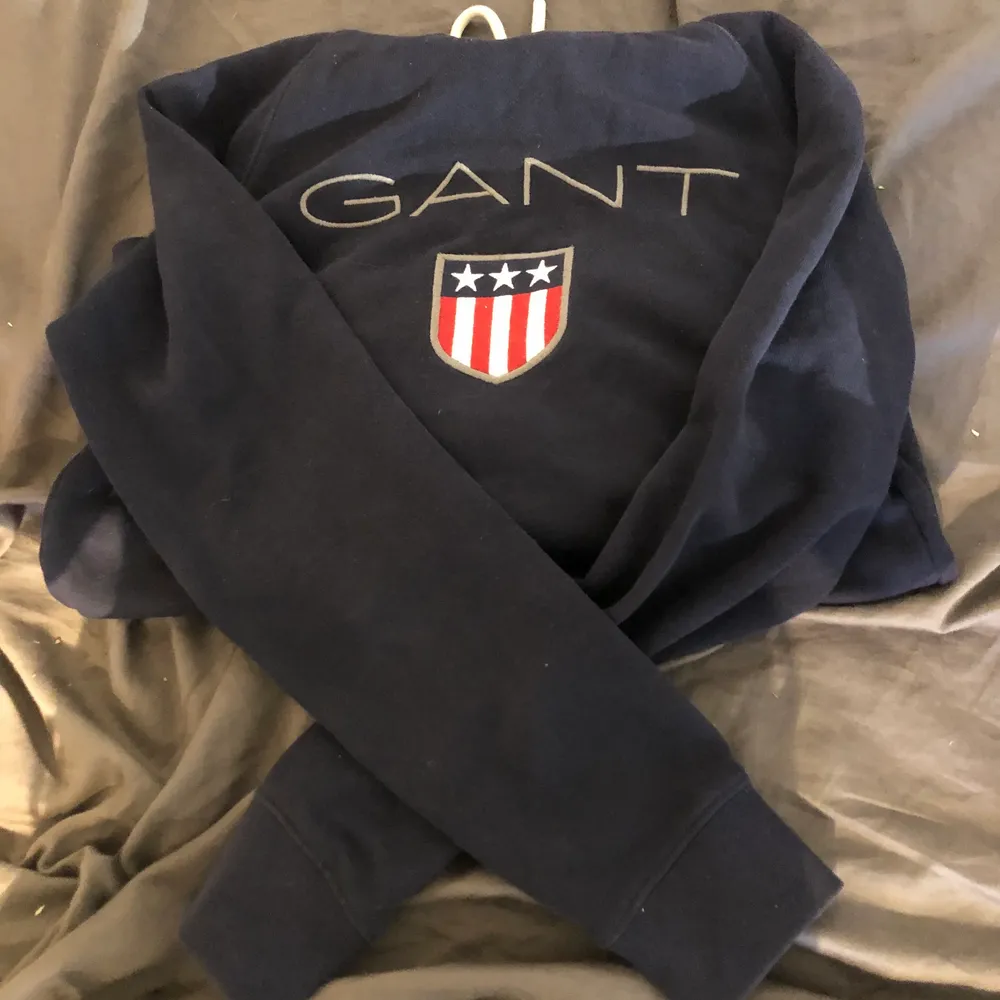 Marinblå hoodie från Gant, nypris 1000 kr. Använd flitigt men inga fläckar eller hål. Köparen står för frakten!. Hoodies.