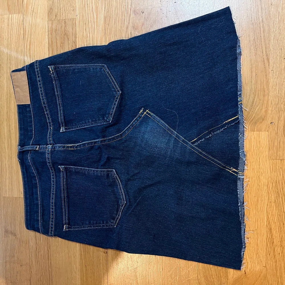 Jeans kjol från Hm väldigt fin och knappt använd . Kjolar.