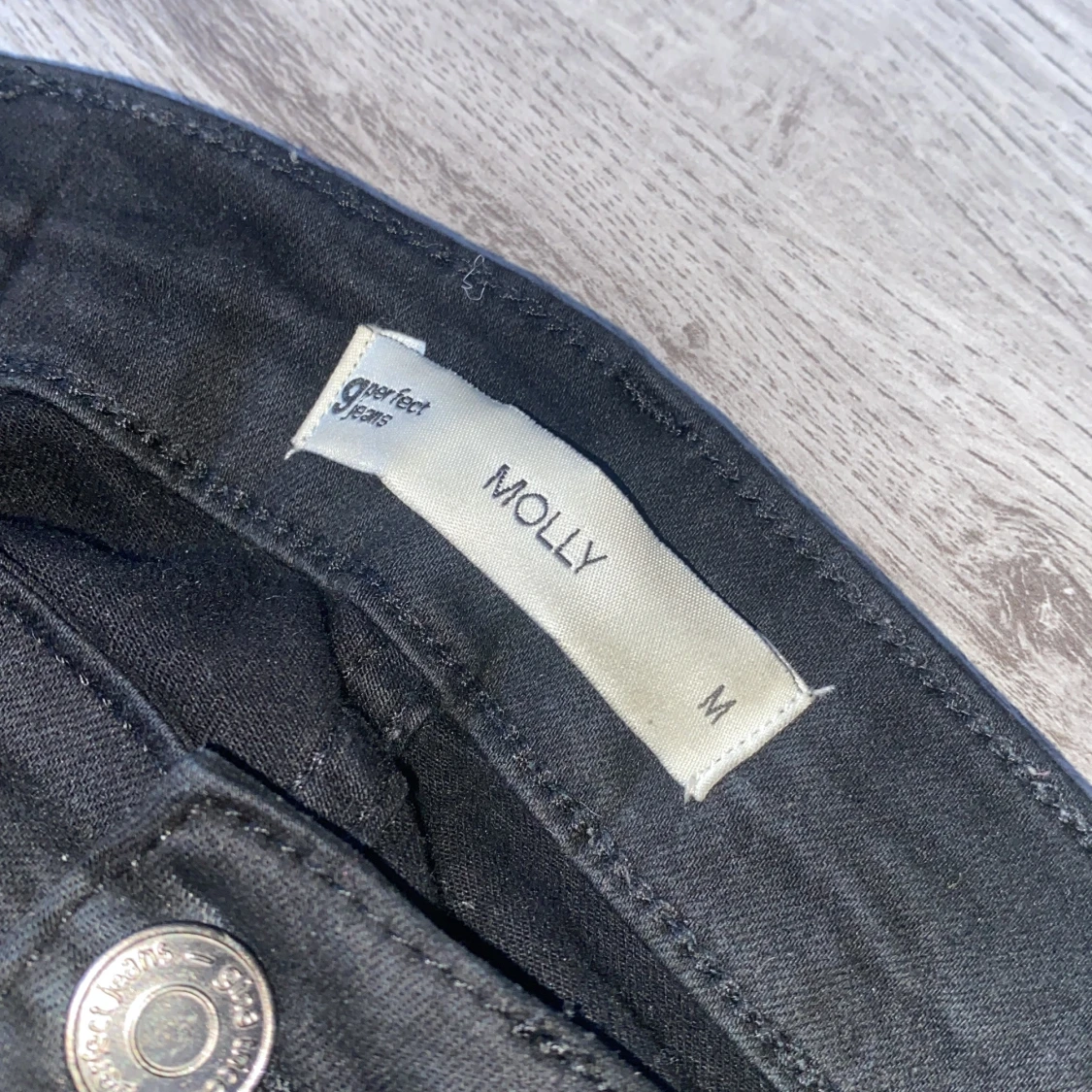 Ginatricot Molly jeans i storlek M - 90