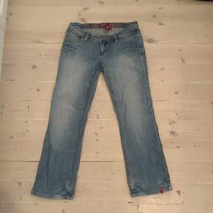 Lågmidjade jeans från Esprit köpta second hand, helt okej skick men inga defekter💕