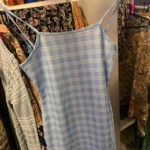 klänning - Jätte fin baby blå rutig klänning, använd men är som nyskick💗