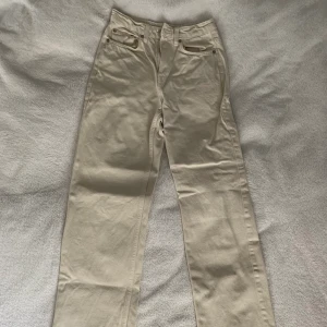 Weekday jeans- Row extra high straight - Weekday jeans i modellen: Row extra high straight. Perfekta passformen som ligger sig fint över sneakers.