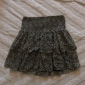 Kappahl Kjol - Säljer min kjol som jag köper förra året från Kappahl❤️‍🔥❤️‍🔥 Den är i strl 170 och skulle säga att den sitter som en S/M. Den är stretching i midjan och passar till allt, finns inte längre att köpa