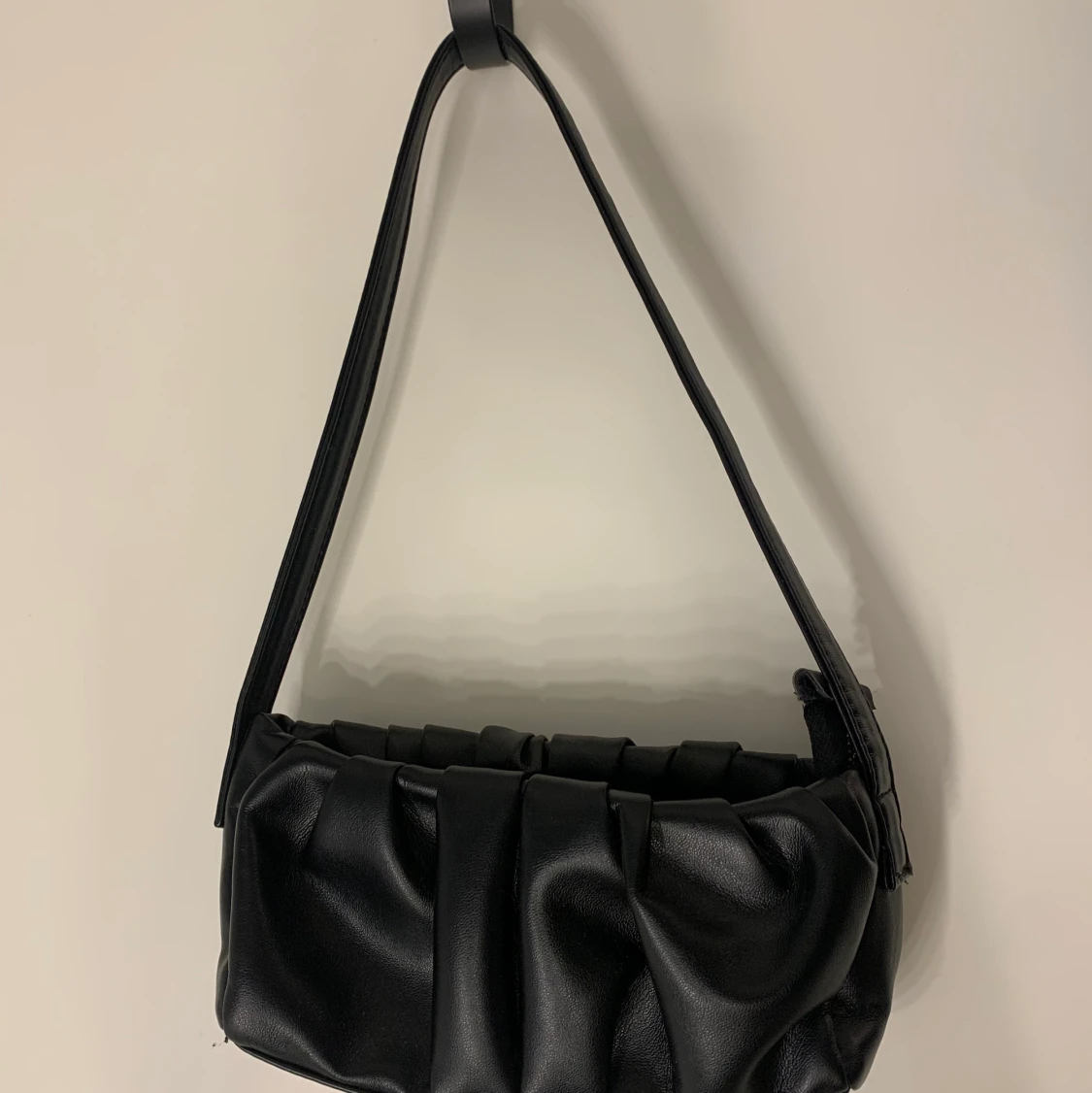 Svart axelremsväska - 90