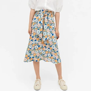 Sommarfin kjol - Gullig sommarkjol från Monki, med resår samt knytning ❤ bekväm, fin och måttligt använd! 🌸