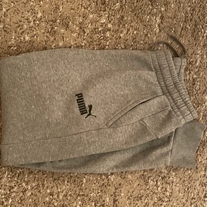 mjukisbyxor  - Ljusgrå Puma mjukisbyxor i strl S 