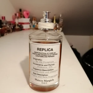 Maison Margiela parfym  - "By the fireplace" från Maison Margiela. 100 ml edt från början, använd enligt bild. Frakt tillkommer med 45 kr i postens påse 🦋