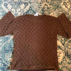 jätte söt brun virkad sweater köpt på depop! (sista bilden är lånad från depop annonsen) säljer då jag inte använder den så mycket längre. i perfekt skick!🤍 orginal pris var 199kr + frakt