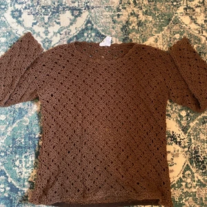 brun virkad sweater  - jätte söt brun virkad sweater köpt på depop! (sista bilden är lånad från depop annonsen) säljer då jag inte använder den så mycket längre. i perfekt skick!🤍 orginal pris var 199kr + frakt