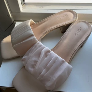 Sandaletter  - Säljer dessa sandaletter. Väldigt fina men inte riktigt min stil.