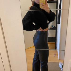 Skinnbyxor - Snygga skinnbyxor med utsvängda ben 