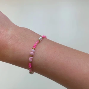 Pärlarmband - Jättegulligt pärlarmband🌸 armbandet är 17cm+4cm men går självklart att pnska egen längd. Frakt: 13kr men vid köp av 3 armband så bjuder jag på frakten😁